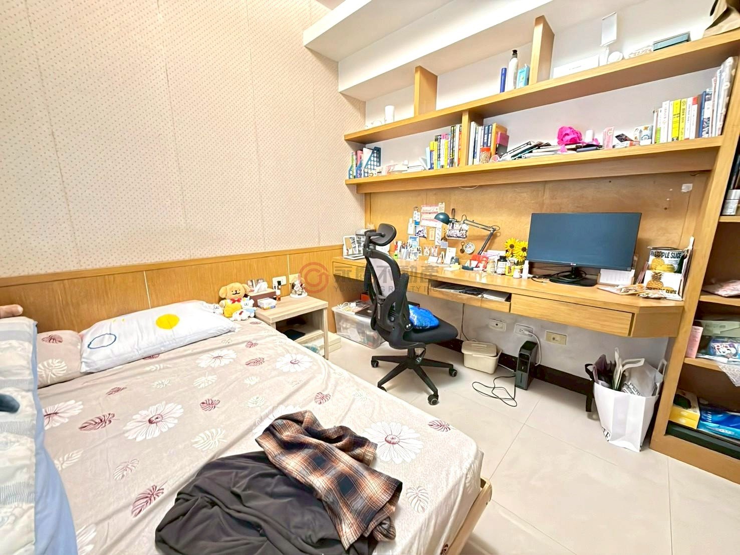 真情景觀四房車兒童房與書桌照片