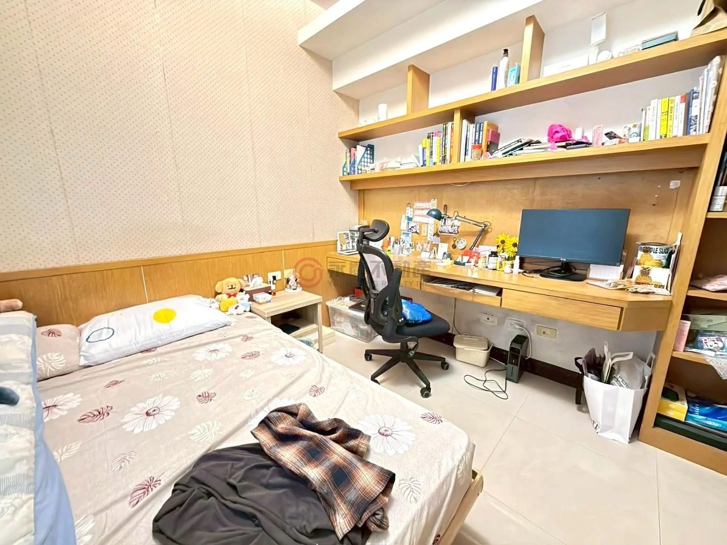 真情景觀四房車兒童房與書桌照片